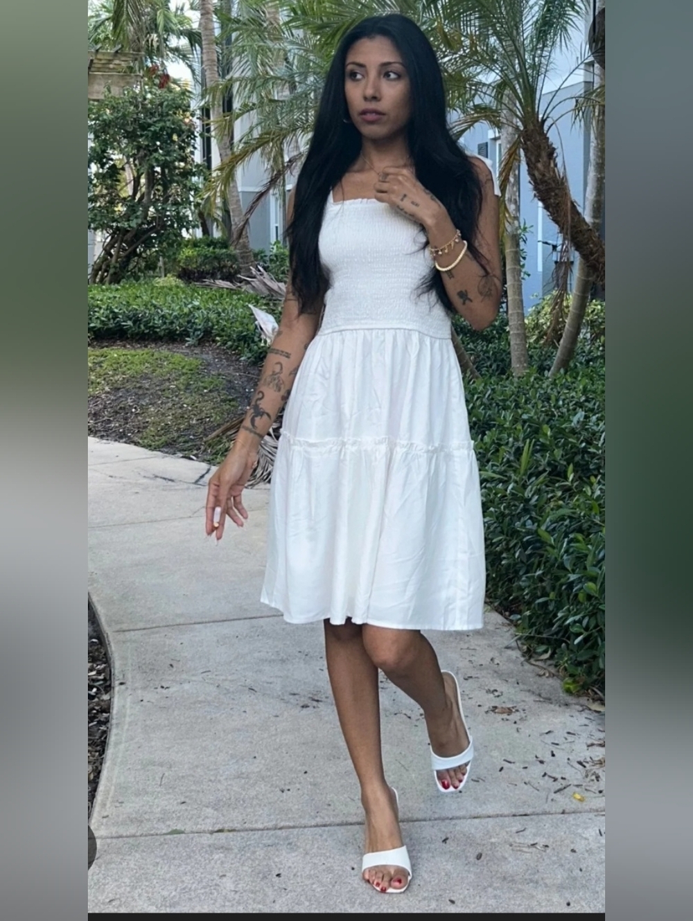 Sizs M. Zesica. Women's White Sleeveless Smocked Midi Dress